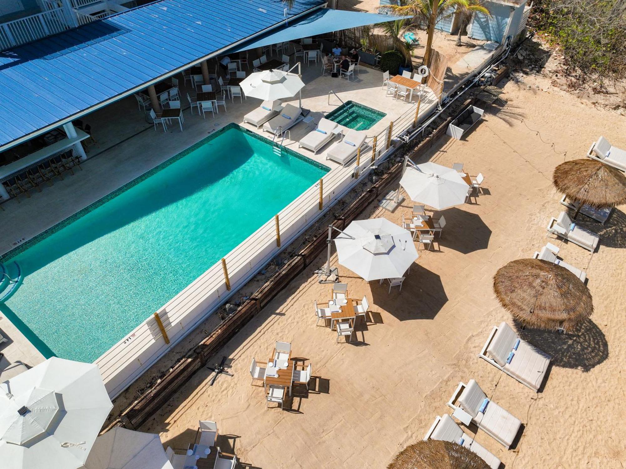 Cobalt Coast Resort West Bay Exterior photo